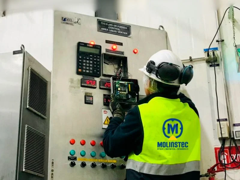 Técnico de Molinstec revisando un tablero de control
