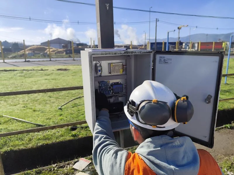 Técnico de Molinstec realizando mantenimiento a un tablero de control